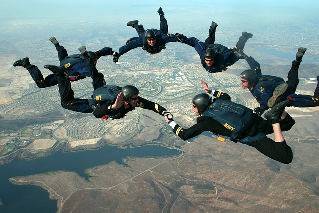 Aventuras en el Cielo: Paracaidismo y Salto BASE en Destinos Increíbles